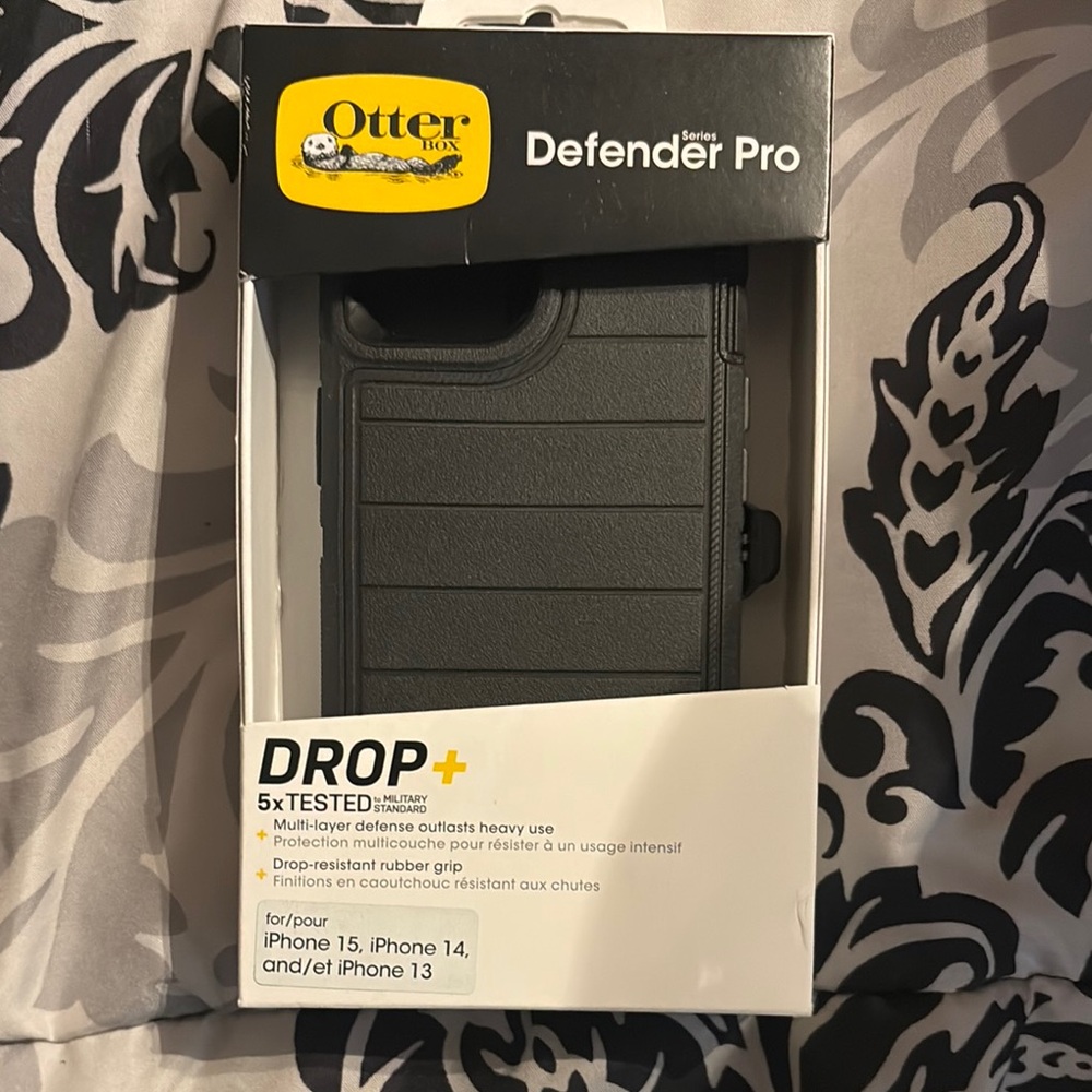 OtterBox Defender Pro Case for iPhone 13/14/15 - Black